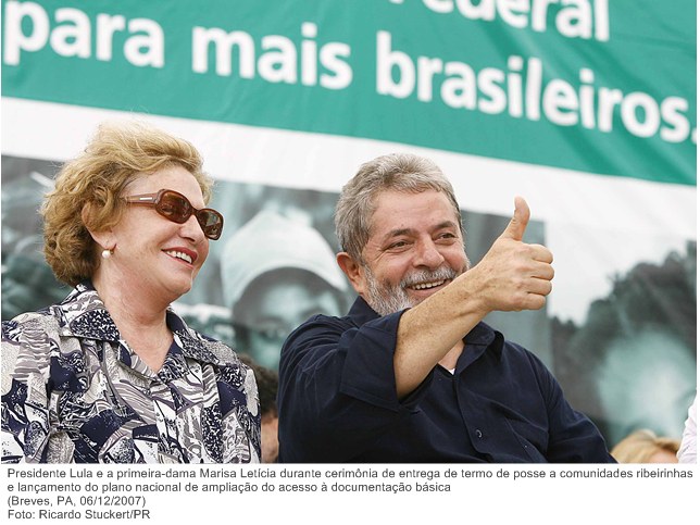 Presidente Lula e a primeira-dama Marisa Letícia durante cerimônia de entrega de termo de posse a comunidades ribeirinhas.