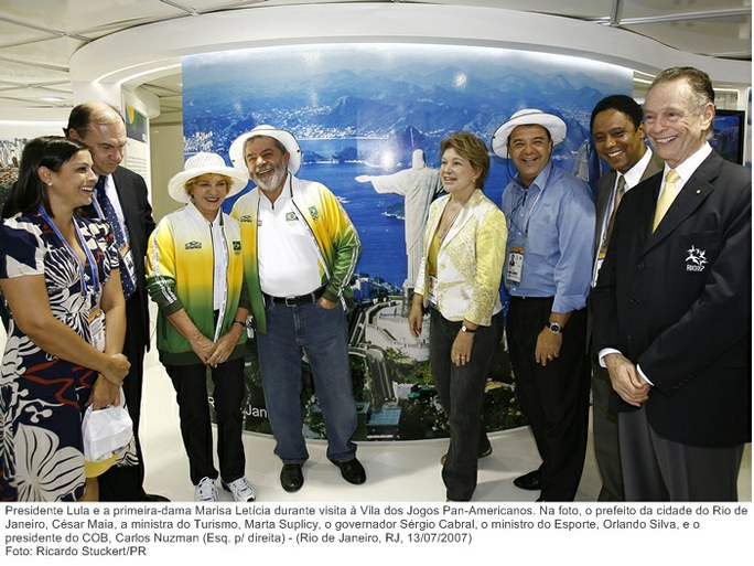 Presidente Lula e a primeira-dama Marisa Letícia durante visita à Vila dos Jogos Pan-Americanos.