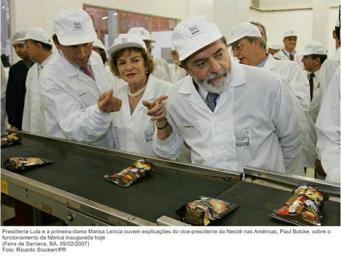 Presidente Lula e a primeira-dama Marisa Letícia ouvem explicações do vice-presidente da Nestlé nas Américas, Paul Bulcke, sobre o funcionamento da fábrica inaugurada hoje.