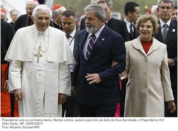Presidente Lula e a primeira-dama, Marisa Letícia, posam para foto ao lado de Sua Santidade, o Papa Bento XVI.