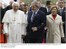 Presidente Lula e a primeira-dama, Marisa Letícia, posam para foto ao lado de Sua Santidade, o Papa Bento XVI.