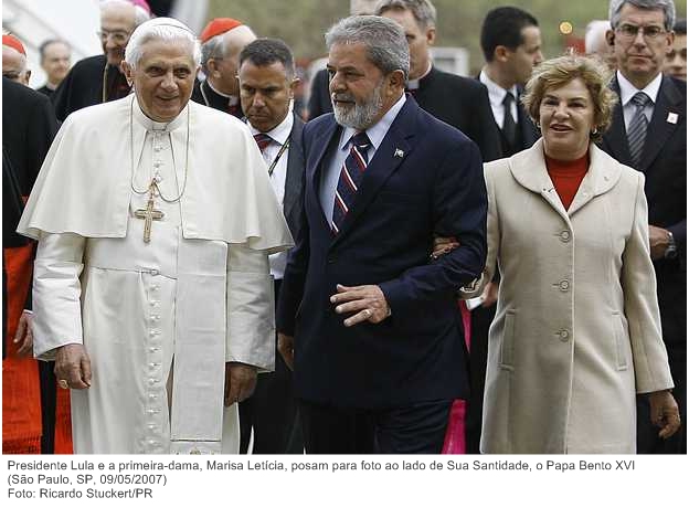 Presidente Lula e a primeira-dama, Marisa Letícia, posam para foto ao lado de Sua Santidade, o Papa Bento XVI.
