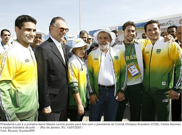 Presidente Lula e a primeira-dama Marisa Letícia posam para foto com o presidente do Comitê Olímpico Brasileiro (COB), Carlos Nuzman, e equipe brasileira de judô.