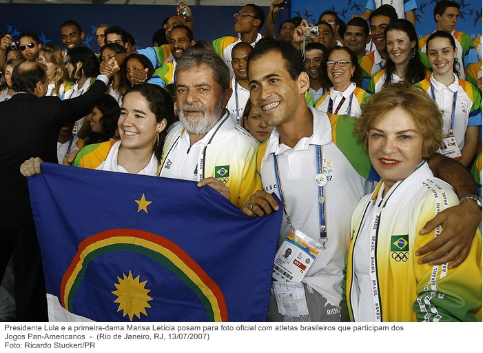 Presidente Lula e a primeira-dama Marisa Letícia posam para foto oficial com atletas brasileiros que participam dos Jogos Pan-Americanos.
