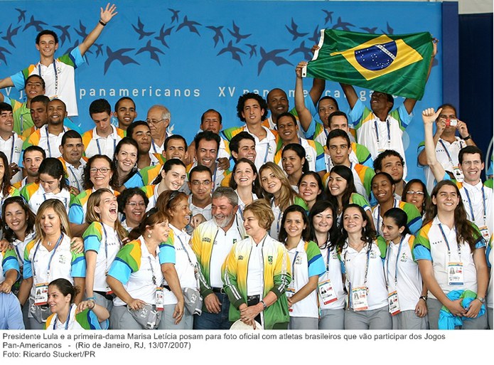 Presidente Lula e a primeira-dama Marisa Letícia posam para foto oficial com atletas brasileiros que vão participar dos Jogos Pan-Americanos.