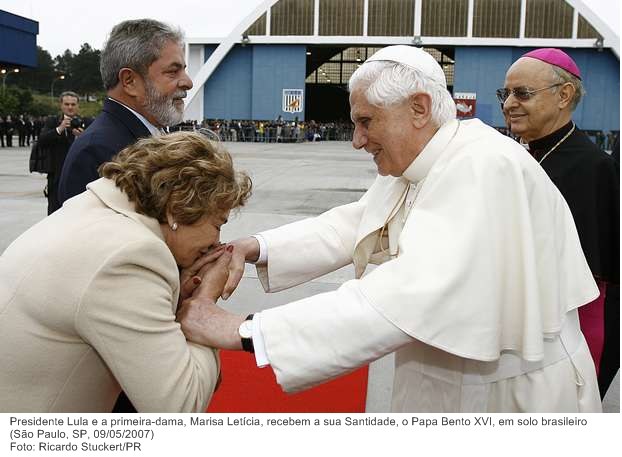 Presidente Lula e a primeira-dama, Marisa Letícia, recebem a sua Santidade, o Papa Bento XVI, em solo brasileiro.
