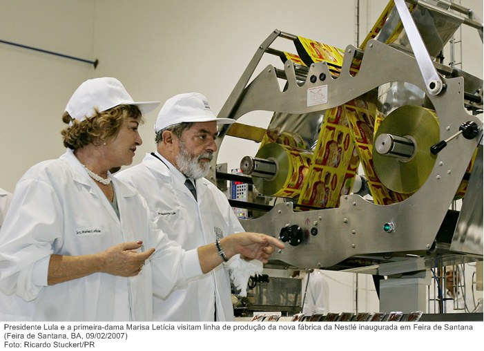 Presidente Lula e a primeira-dama Marisa Letícia visitam linha de produção da nova fábrica da Nestlé inaugurada em Feira de Santana.
