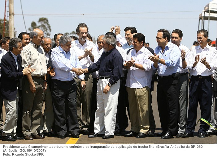 Presidente Lula é cumprimentado durante cerimônia de inauguração da duplicação do trecho final (Brasília-Anápolis) da BR-060.