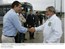 Presidente Lula é cumprimentado pelo governador Eduardo Campos na chegada ao Complexo Portuário de Suape onde foi inaugurada uma fábrica de resina PET do grupo Mossi & Ghisolfi.