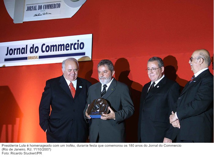 Presidente Lula é homenageado com um troféu, durante festa que comemorou os 180 anos do Jornal do Commercio.