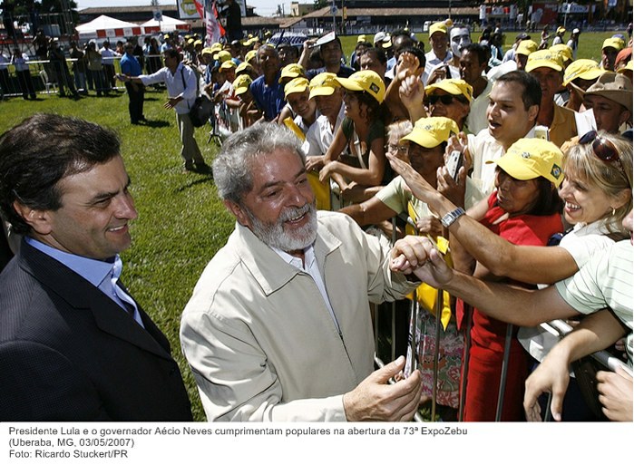 Presidente Lula e o governador Aécio Neves cumprimentam populares na abertura da 73ª ExpoZebu.