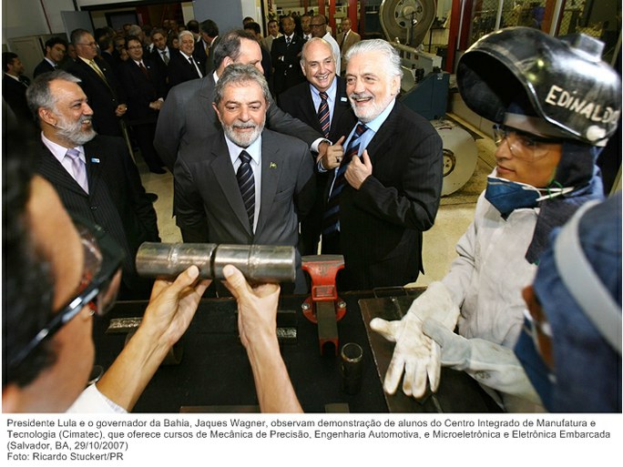 Presidente Lula e o governador da Bahia, Jaques Wagner, observam demonstração de alunos do Centro Integrado de Manufatura e Tecnologia (Cimatec).