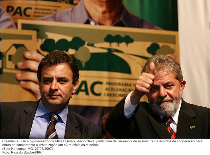 Presidente Lula e o governador de Minas Gerais, Aécio Neve, participam da cerimônia de assinatura de acordos de cooperação para obras de saneamento e urbanização em 43 municípios mineiros.