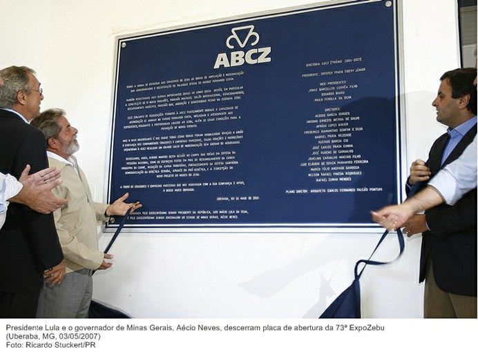 Presidente Lula e o governador de Minas Gerais, Aécio Neves, descerram placa de abertura da 73ª ExpoZebu.