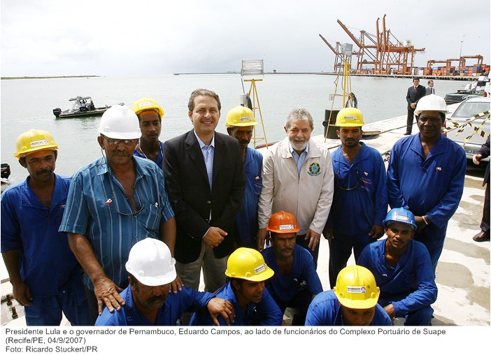 Presidente Lula e o governador de Pernambuco, Eduardo Campos, ao lado de funcionários do Complexo Portuário de Suape.