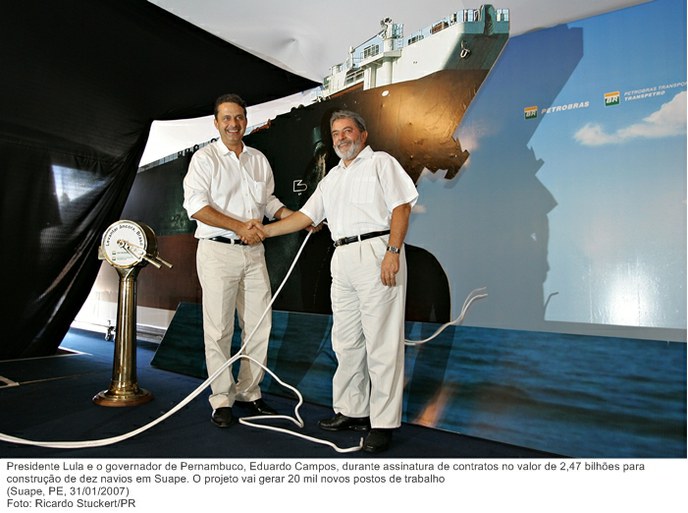 Presidente Lula e o governador de Pernambuco, Eduardo Campos, durante assinatura de contratos no valor de 2,47 bilhões para construção de dez navios em Suape.