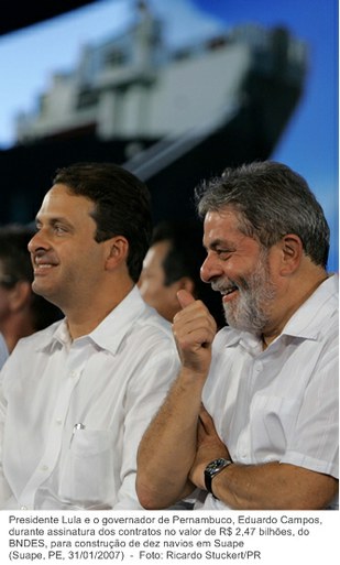 Presidente Lula e o governador de Pernambuco, Eduardo Campos, durante assinatura dos contratos no valor de R$ 2,47 bilhões, do BNDES, para construção de dez navios em Suape.