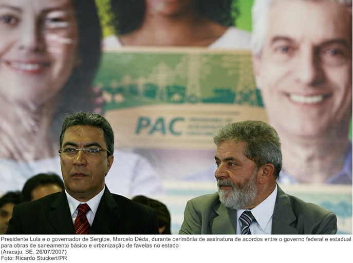 Presidente Lula e o governador de Sergipe, Marcelo Déda, durante cerimônia de assinatura de acordos entre o governo federal e estadual para obras de saneamento básico e urbanização de favelas.