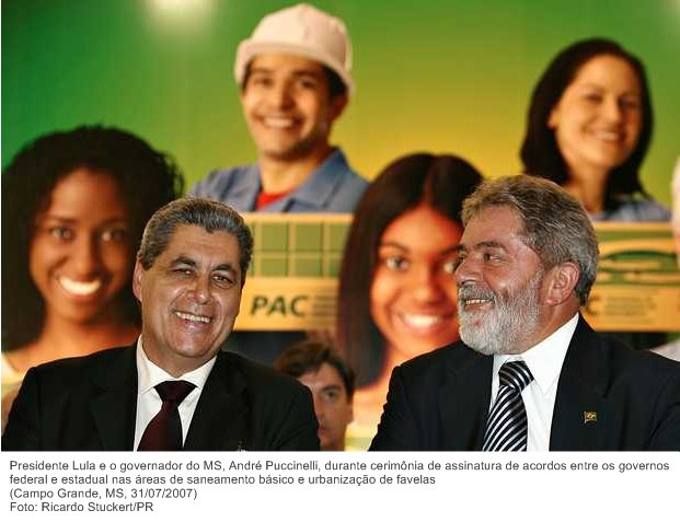 Presidente Lula e o governador do MS, André Puccinelli, durante cerimônia de assinatura de acordos entre os governos federal e estadual nas áreas de saneamento básico e urbanização de favelas.