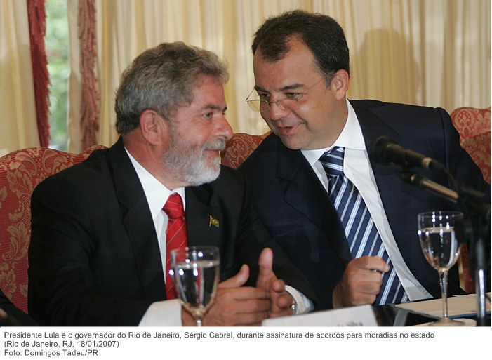 Presidente Lula e o governador do Rio de Janeiro, Sérgio Cabral, durante assinatura de acordos para moradias no estado.