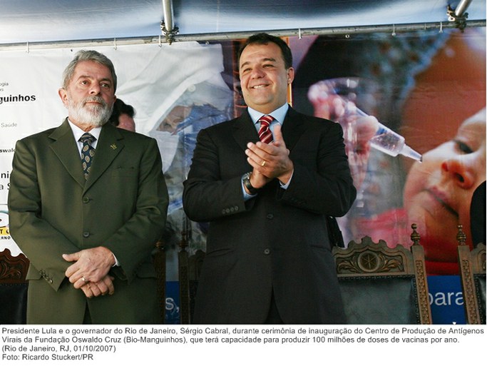 Presidente Lula e o governador do Rio de Janeiro, Sérgio Cabral, durante cerimônia de inauguração do Centro de Produção de Antígenos Virais da Fundação Oswaldo Cruz (Bio-Manguinhos).