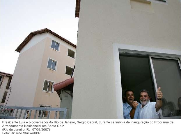 Presidente Lula e o governador do Rio de Janeiro, Sérgio Cabral, durante cerimônia de inauguração do Programa de Arrendamento Residencial em Santa Cruz.
