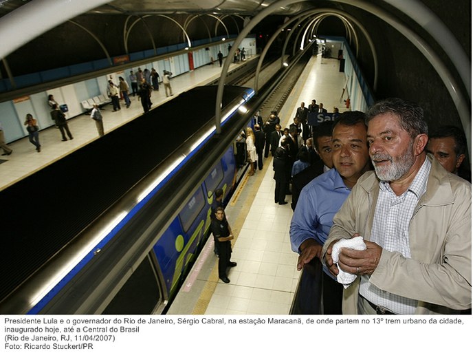 Presidente Lula e o governador do Rio de Janeiro, Sérgio Cabral, na estação Maracanã, de onde partem no 13º trem urbano da cidade, inaugurado hoje, até a Central do Brasil.