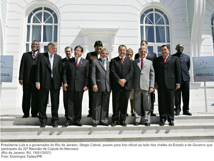 Presidente Lula e o governador do Rio de Janeiro, Sérgio Cabral, posam para foto oficial ao lado dos chefes de Estado e de Governo que participam da 32ª Reunião de Cúpula do Mercosul.