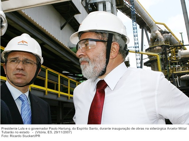 Presidente Lula e o governador Paulo Hartung, do Espírito Santo, durante inauguração de obras na siderúrgica Arcelor Mittal Tubarão no estado.