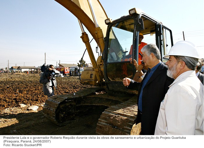 Presidente Lula e o governador Roberto Requião durante visita às obras de saneamento e urbanização do Projeto Guarituba.