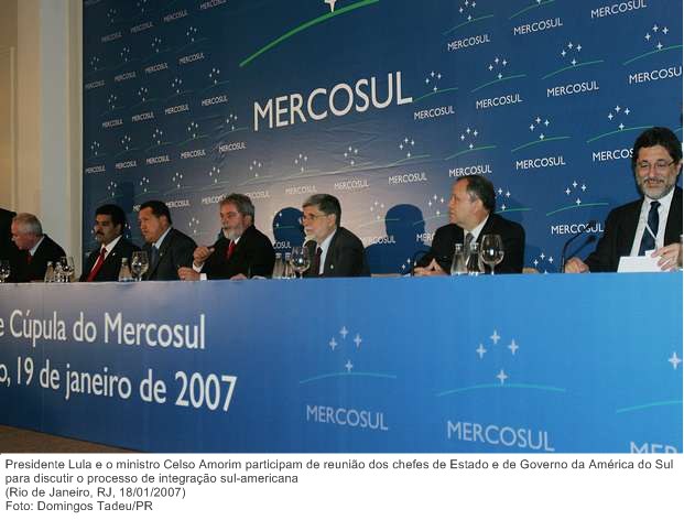 Presidente Lula e o ministro Celso Amorim participam de reunião dos chefes de Estado e de Governo da América do Sul para discutir o processo de integração sul-americana.
