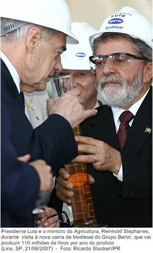 Presidente Lula e o ministro da Agricultura, Reinhold Stephanes, durante visita à nova usina de biodiesel do Grupo Bertin, que vai produzir 110 milhões de litros por ano do produto.