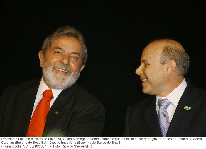 Presidente Lula e o ministro da Fazenda, Guido Mantega, durante cerimônia que dá início à incorporação do Banco do Estado de Santa Catarina (Besc) e do Besc S.A - Crédito Imobiliário (Bescri).