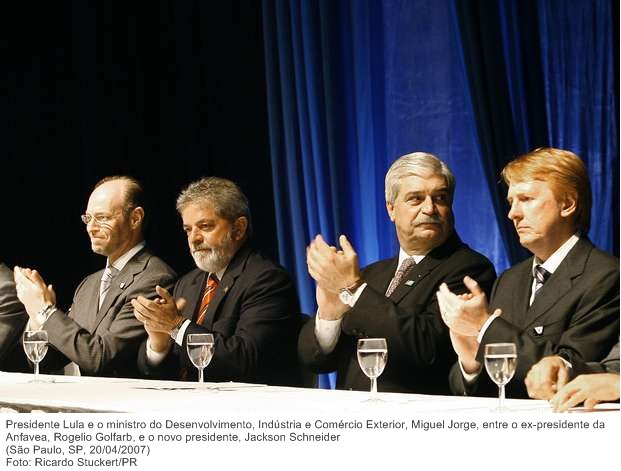 Presidente Lula e o ministro do Desenvolvimento, Indústria e Comércio Exterior, Miguel Jorge, entre o ex-presidente da Anfavea, Rogelio Golfarb, e o novo presidente, Jackson Schneider.
