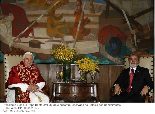 Presidente Lula e o Papa Bento XVI, durante encontro reservado no Palácio dos Bandeirantes.