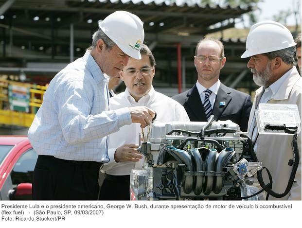 Presidente Lula e o presidente americano, George W. Bush, durante apresentação de motor de veículo biocombustível (flex fuel).