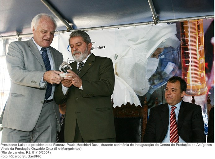 Presidente Lula e o presidente da Fiocruz, Paulo Marchiori Buss, durante cerimônia de inauguração do Centro de Produção de Antígenos Virais da Fundação Oswaldo Cruz.