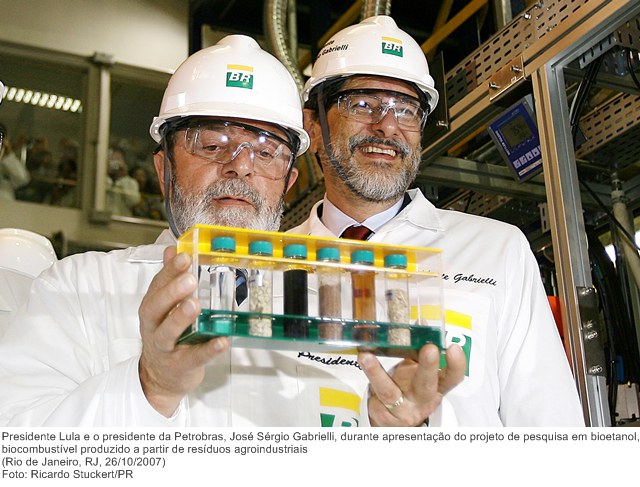Presidente Lula e o presidente da Petrobras, José Sérgio Gabrielli, durante apresentação do projeto de pesquisa em bioetanol, biocombustível produzido a partir de resíduos agroindustriais.