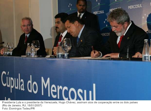 Presidente Lula e o presidente da Venezuela, Hugo Chávez, assinam atos de cooperação entre os dois países.