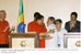 Presidente Lula e o presidente da Venezuela, Hugo Chávez, se cumprimentam durante cerimônia de assinatura de atos e declaração à imprensa.
