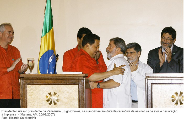 Presidente Lula e o presidente da Venezuela, Hugo Chávez, se cumprimentam durante cerimônia de assinatura de atos e declaração à imprensa.