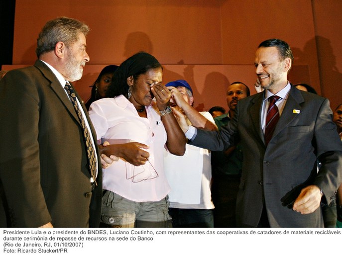 Presidente Lula e o presidente do BNDES, Luciano Coutinho, com representantes das cooperativas de catadores de materiais recicláveis durante cerimônia de repasse de recursos na sede do Banco.
