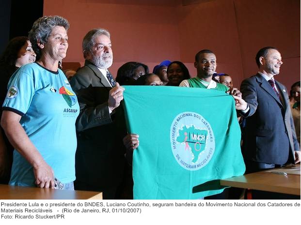 Presidente Lula e o presidente do BNDES, Luciano Coutinho, seguram bandeira do Movimento Nacional dos Catadores de Materiais Recicláveis.