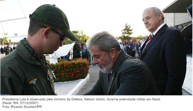 Presidente Lula é observado pelo ministro da Defesa, Nelson Jobim, durante solenidade militar em Natal.