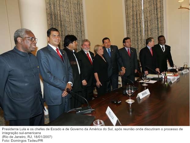 Presidente Lula e os chefes de Estado e de Governo da América do Sul, após reunião onde discutiram o processo de integração sul-americana.