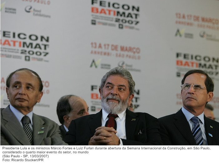 Presidente Lula e os ministros Márcio Fortes e Luiz Furlan durante abertura da Semana Internacional da Construção.