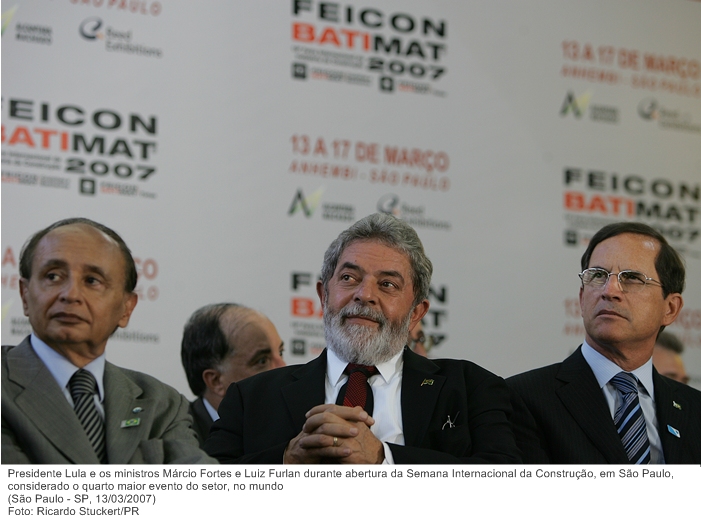 Presidente Lula e os ministros Márcio Fortes e Luiz Furlan durante abertura da Semana Internacional da Construção.