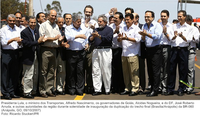 Presidente Lula e outras autoridades da região durante solenidade de inauguração da duplicação do trecho final (BrasíliaAnápolis) da BR-060.