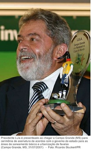 Presidente Lula é presenteado ao chegar a Campo Grande (MS) para cerimônia de assinatura de acordos com o governo do estado para as áreas de saneamento básico e urbanização de favelas.