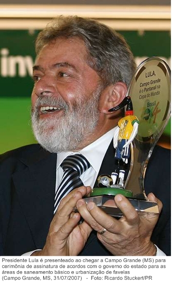 Presidente Lula é presenteado ao chegar a Campo Grande (MS) para cerimônia de assinatura de acordos com o governo do estado para as áreas de saneamento básico e urbanização de favelas.